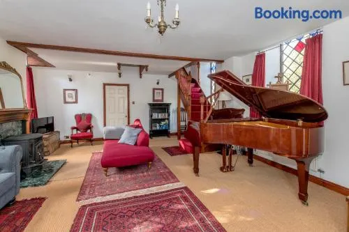 Stunning baptist chapel with concert piano, pets welcome - Image 1