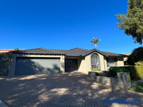 Applecross 2 Bedrooms by Swan River - Image 1