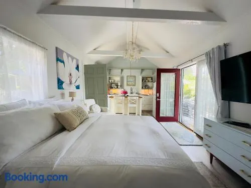 Recharge at Tranquil Sea Salt Cottage in Historic Wiscasset - Image 1