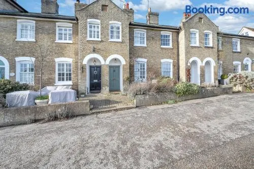 Charming Church Walk, Long Melford - 2 bedroom property with parking - Image 1