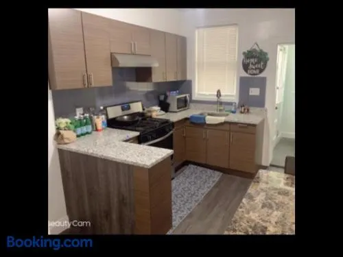 Beautiful bedroom next JHU - Image 1