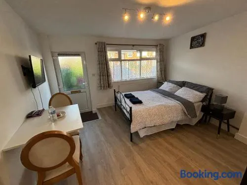 Modern & Cozy Gem - 10min to City Center - Parking - Image 1