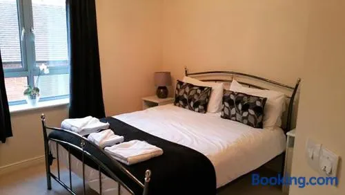 Oxford Central 2 Bed 2 Bath Modern Apt Free Parking Walk to Train , Bus and University - Image 1
