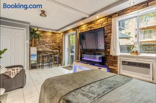Private Studio Suite with Separate Entrance & Backyard, Quiet Brooklyn Stay - Image 1