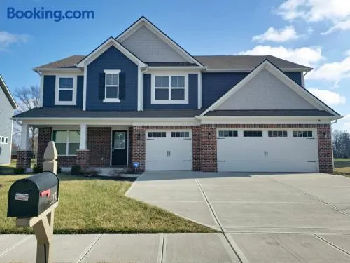 Cozy 5 bedroom and 4 bathroom - Image 1