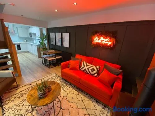 Hot Tub, King Bed, Central, Modern Beach House - Image 1