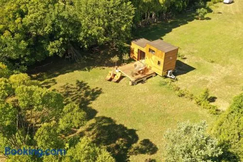 Tiny House atypique tout confort 4 pers jardin - Image 1
