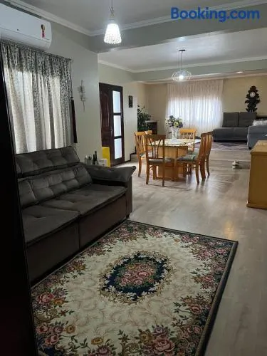 Apartamento no Centro Próximo à Padaria, Farmácia e Mercado - Image 1