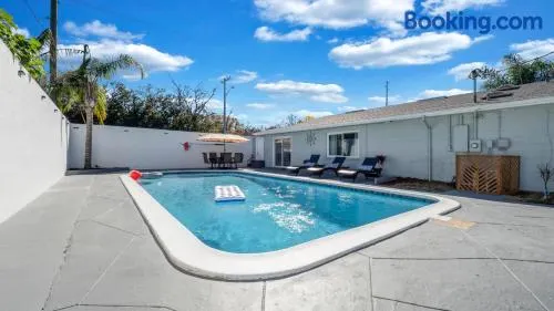 Relax in Lakeland Home, Swim, Pool, Arcade LegoLand, Disney, Bush Garden - Image 1