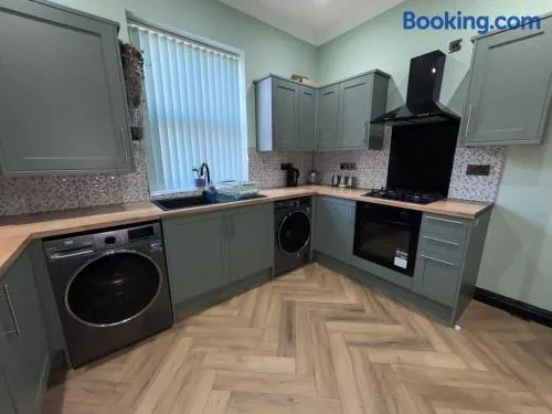 Luxury Contractor and Family stay 3 Double rooms 3 EnSuites B65 Close to City Centre - Image 1