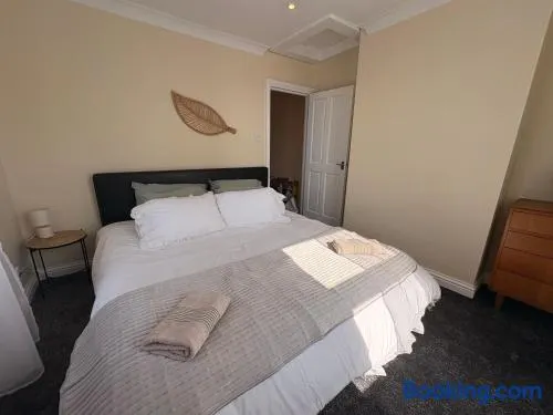 Lovely 1 Bed flat in high street - 4 min walk to beach- 300m - Image 1
