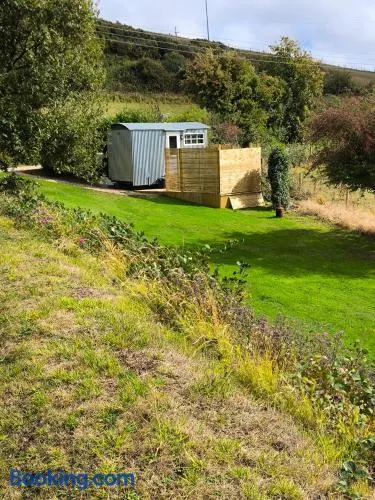 Shepherds hut with Hot Tub pet friendly - Image 1