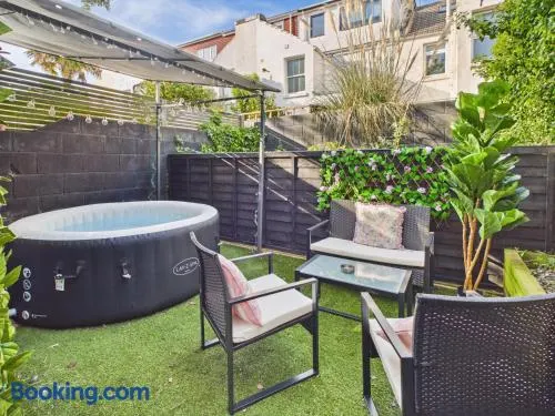Stylish Apartment with Hot tub and Garden - Image 1