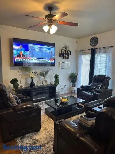 Entire 3bedrooms 2bathrooms exquisite house - Image 1