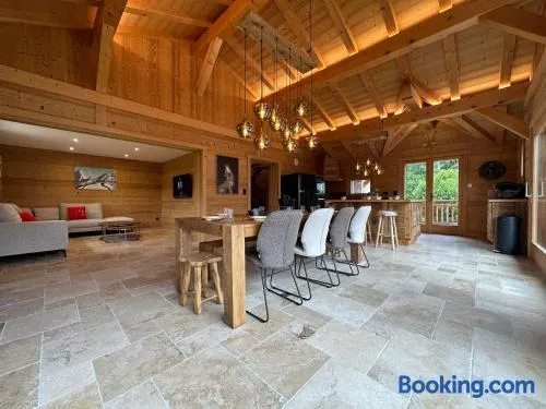 Chalet spacieux avec confort, 5 chambres, parking - Image 1