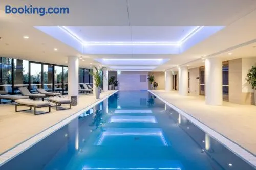 Modern Homy 1B1B APT Pool Gym Cinema Westfield Cafe - Image 1