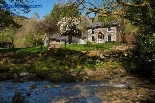 Charming Riverside Cottage in Snowdonia National Park - Image 1