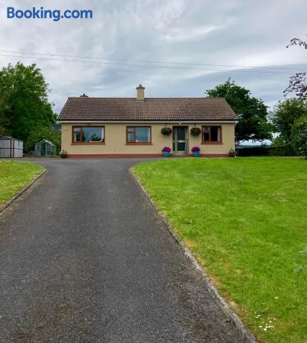 Lily's - 3 Bedroom Country Cottage with Large Garden - Image 1