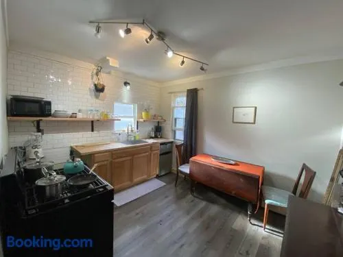 Bright Apt w additional room - Image 1
