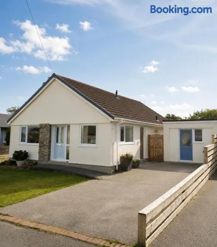 Charming 3 Bedroom Cottage - Garden WiFi Parking - Image 1