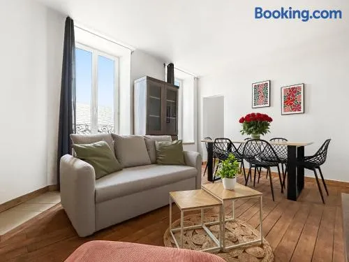 Appartement moderne et lumineux avec parking privé - Image 1