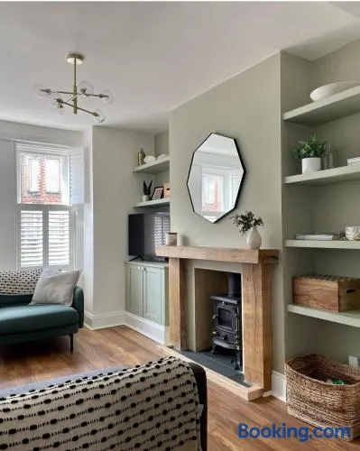 Emerson House, dog friendly with log burner close to waters edge and harbour - Image 1