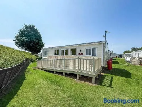 Beautiful 8 Berth Caravan At Heacham Beach In Norfolk Ref 21056C - Image 1