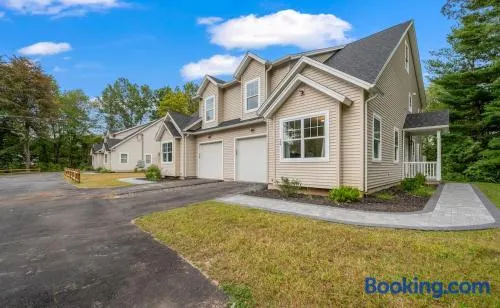 Luxury 5BR Home in Central Bloomfield Spot - Image 1