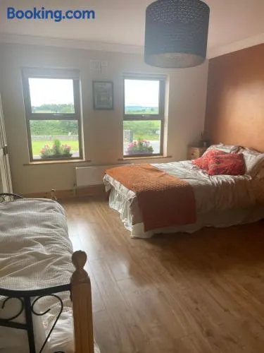 Homestay Large Ensuite Room - Image 1
