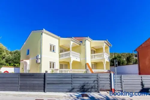 Maison adaptée aux familles avec terrasse, piscine privée et jardin - Image 1