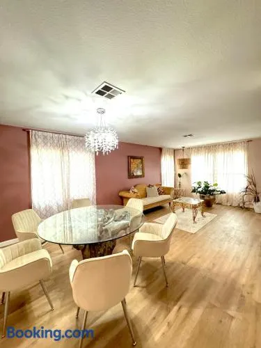 Beautiful 5 bed 3 bath home with AC and Wifi - Image 1