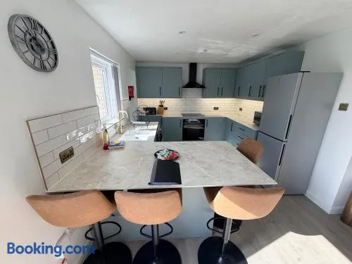 Spacious 4 Bed Canterbury Home Free Parking & Garden - Image 1