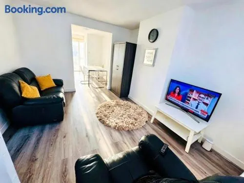 The Heath Haven- Morden 4 Bedroom House Near Station High Street, Free Parking WiFi - Image 1