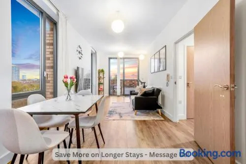 Modern 3-Bed Penthouse with Terrace & Gym, Near Canary Wharf, Weekly deals - Image 1