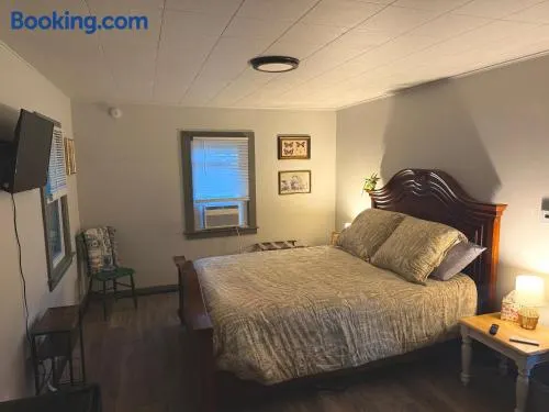 Cozy Keene Retreat - Walk To Downtown! - Image 1