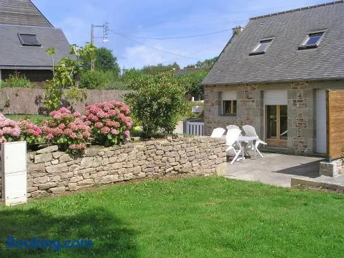 Maison accueillante à Plehedel avec jardin et parking privé - Image 1