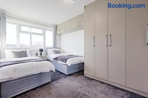 Three-Bedroom House with Two Bathrooms near Tilbury Port - Image 1