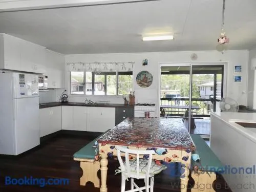 25 Walkers Point Esplanade - Image 1