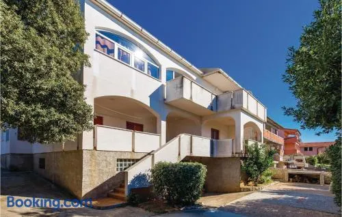 Stunning Apartment In Mandre With Wifi - Image 1