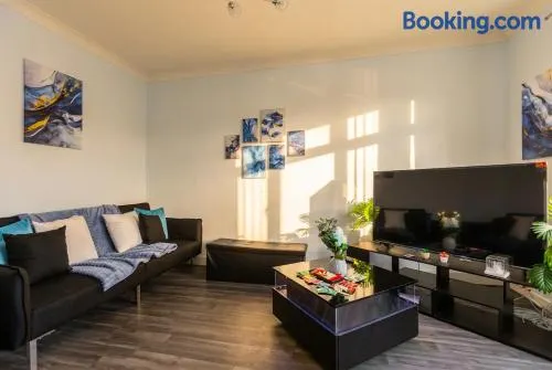 Spacious 3-Bed Home for 8 | Free Parking & Garden - Image 1