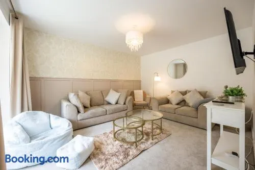 Stylish 4 Bedroom Home Perfect for Families - Image 1