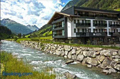 Hotel Modern Mountain - Image 1
