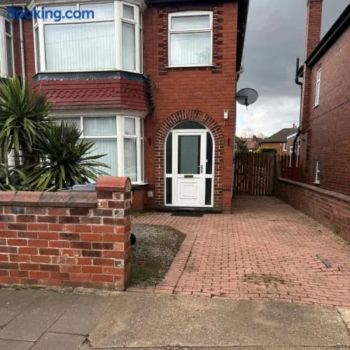 Cosy 3 Bed house with garden 5 min walk from Doncaster Racecourse - Image 1