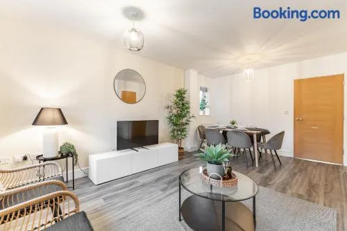 Heathrow House with Parking - Sleeps 5 near M25, Virginia Water, Thorpe Park & Legoland, Mid To Long Term Bookings Welcome - Image 1