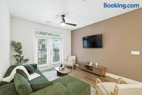 G36, 2BR Luxury Stay by Top Golf, Resort Pool & Gym, Near Stockyards - Image 1