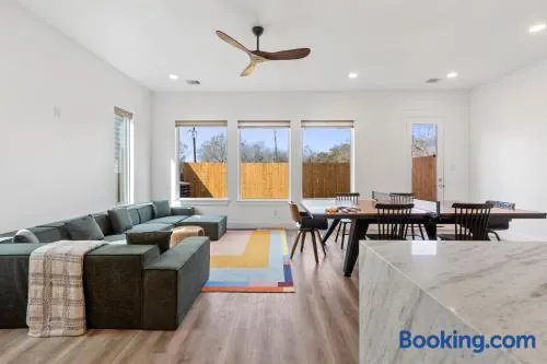Spacious, modern home with loft, 15 minutes from Downtown Houston - Image 1