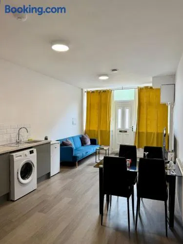 Accessible Town Centre 1 bed Flat Kettering Wi-FI - Image 1