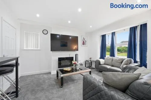 Nottingham Home 4 Bedrooms sleeps 7 city hospital - Image 1