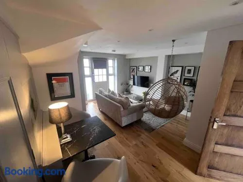 1 Holdan Mews, 1 bed house, free parking, central Witney - Image 1