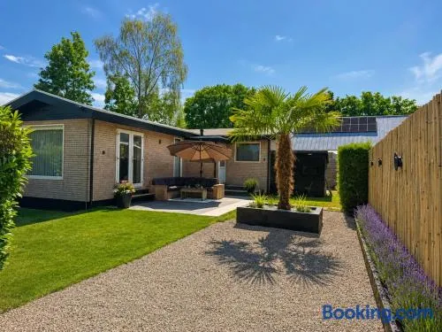 Gezellig chalet met tuin, nabij speeltuin en zwembad - Image 1